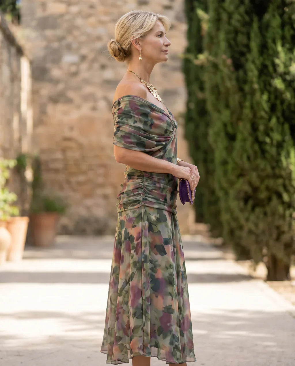 ELEGANT DRESS WITH V-NECK